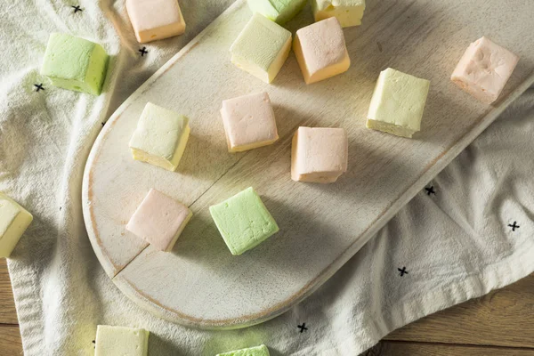 Ev yapımı kare meyveli renkli şekerleme yemeye hazır