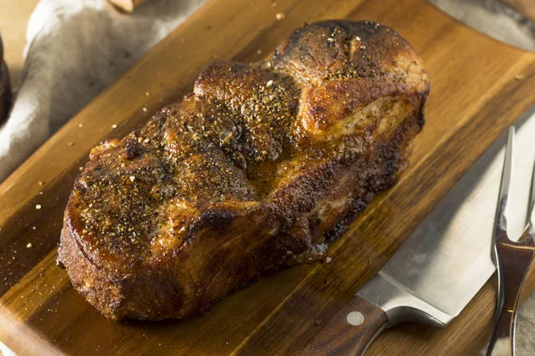 Kavrulmuş domuz eti popo omuz tuz ve biber ile