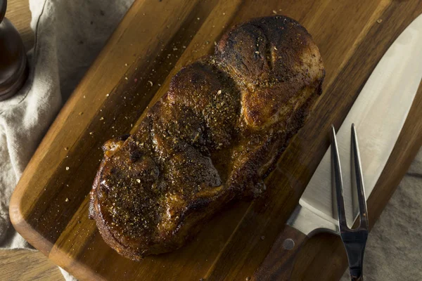 Kavrulmuş domuz eti popo omuz tuz ve biber ile