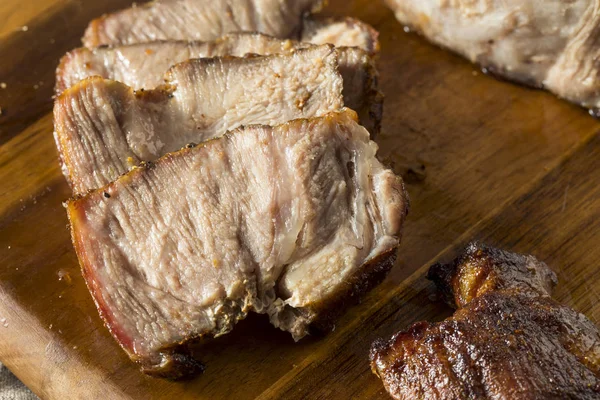 Kavrulmuş domuz eti popo omuz tuz ve biber ile