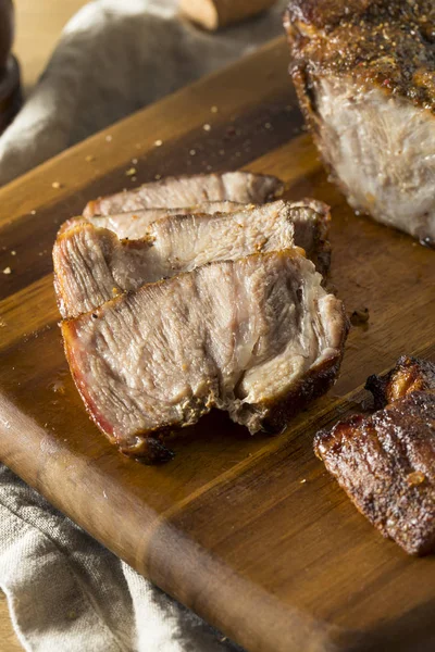 Kavrulmuş domuz eti popo omuz tuz ve biber ile