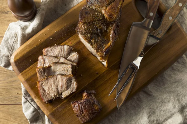 Kavrulmuş domuz eti popo omuz tuz ve biber ile