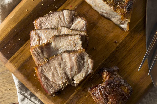 Kavrulmuş domuz eti popo omuz tuz ve biber ile