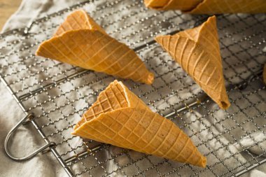 Gevrek ev yapımı gözleme dondurma yemeye hazır konisi