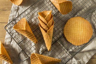 Gevrek ev yapımı gözleme dondurma yemeye hazır konisi