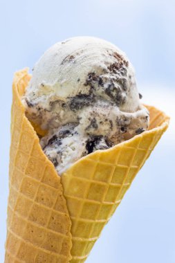 Tatlı şekerli dondurma külahı dışarıda yemeye hazır