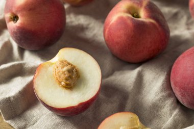 Ham olgun organik beyaz şeftali yemeye hazır