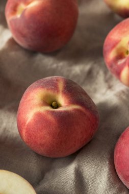 Ham olgun organik beyaz şeftali yemeye hazır