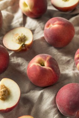 Ham olgun organik beyaz şeftali yemeye hazır