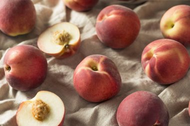 Ham olgun organik beyaz şeftali yemeye hazır