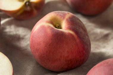 Ham olgun organik beyaz şeftali yemeye hazır