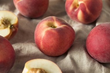 Ham olgun organik beyaz şeftali yemeye hazır