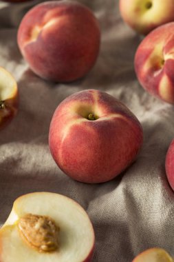 Ham olgun organik beyaz şeftali yemeye hazır