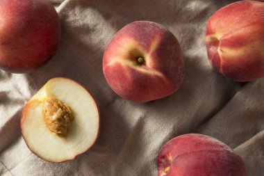 Ham olgun organik beyaz şeftali yemeye hazır