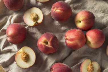 Ham olgun organik beyaz şeftali yemeye hazır