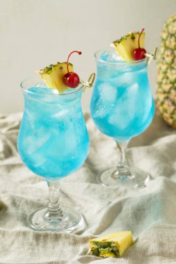 Ayyaş mavi Hawaii Hurricane kokteyl ROM ve ananas