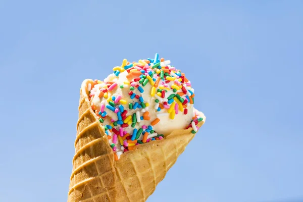 Сладкое Мороженое Сладким Конусом — стоковое фото