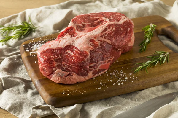 Grama Vermelha Crua Alimentado Chuck Carne Assada Pronta Para Cozinhar — Fotografia de Stock