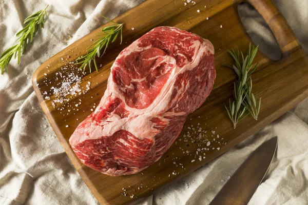 Röd Gräs Utfodras Nötkött Chuck Roast Redo Till Cook — Stockfoto