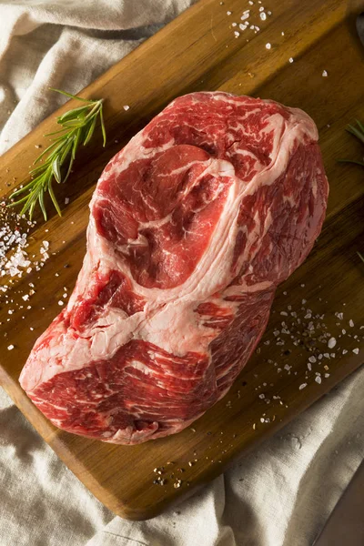 Grama Vermelha Crua Alimentado Chuck Carne Assada Pronta Para Cozinhar — Fotografia de Stock