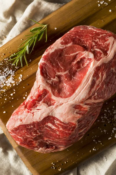 Röd Gräs Utfodras Nötkött Chuck Roast Redo Till Cook — Stockfoto