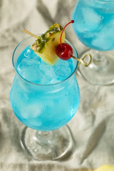 Dronken Blue Hawaii Orkaan Cocktail Met Rum Ananas — Stockfoto