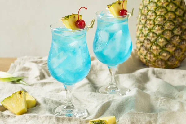 Boozy Blue Hawaii Hurrikan Cocktail Mit Rum Und Ananas — Stockfoto