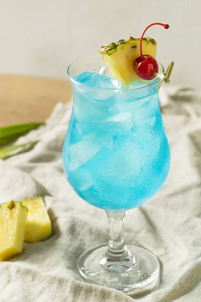 Boozy Blue Hawaii Orkanen Cocktail Med Rom Och Ananas — Stockfoto