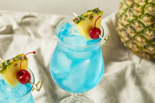 Boozy Blue Hawaii Orkanen Cocktail Med Rom Och Ananas — Stockfoto