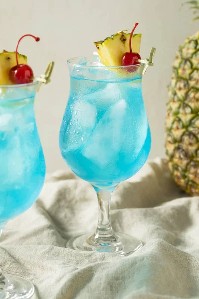 Boozy Blue Hawaii Hurrikan Cocktail Mit Rum Und Ananas — Stockfoto