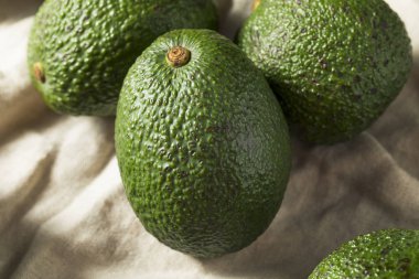 Ham organik yeşil olgunlaşmamış bir yığın avokado