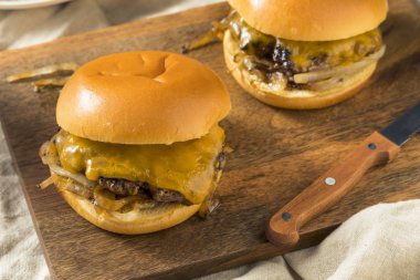 Ev yapımı Oklahoma kızarmış soğan çizburger kaşar peyniri ile