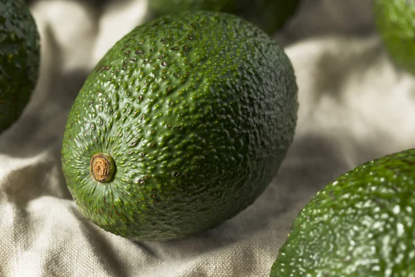 Rauwe Groene Biologische Onrijpe Avocado Een Stapel — Stockfoto