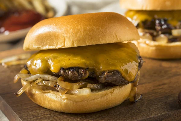 Domu Oklahoma Smażona Cebula Cheeseburgery Cheddar — Zdjęcie stockowe