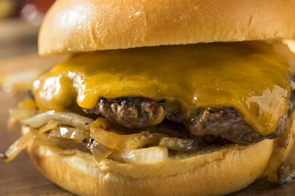 Buatan Rumah Oklahoma Fried Onion Cheeseburger Cheddar — Stok Foto