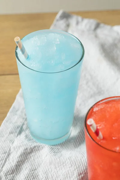 Bevroren Rood Blauw Ijsdrankjes Met Rietjes — Stockfoto