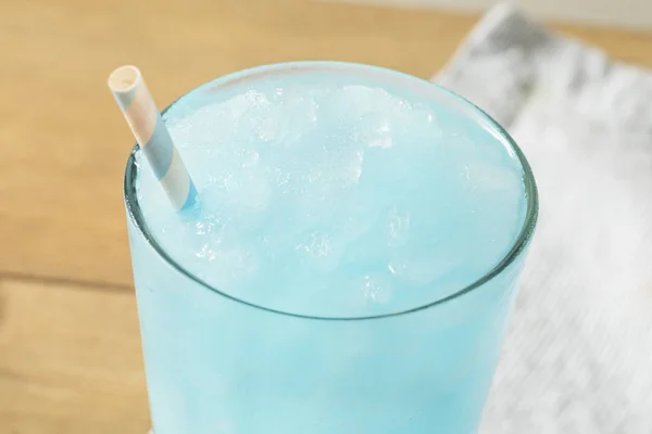 Slushies Vermelhos Azuis Congelados Com Palhas — Fotografia de Stock