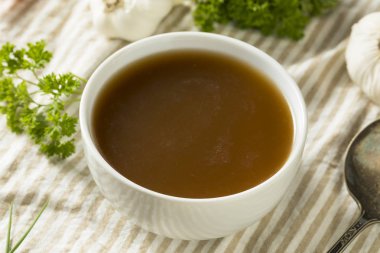 Ev yapımı organik et kemik suyu bir kapta