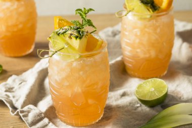 ROM kireç ve ananas ile yaz Tiki kokteyl serinletici içecek