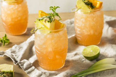 ROM kireç ve ananas ile yaz Tiki kokteyl serinletici içecek