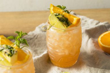 ROM kireç ve ananas ile yaz Tiki kokteyl serinletici içecek