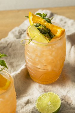 ROM kireç ve ananas ile yaz Tiki kokteyl serinletici içecek