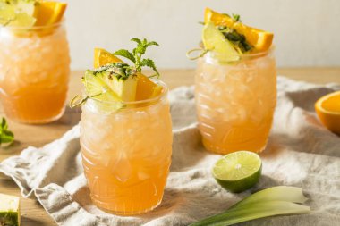 ROM kireç ve ananas ile yaz Tiki kokteyl serinletici içecek