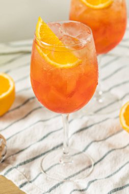 Alkollü Aperol Spritz şampanya ve portakal ile