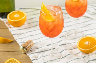 Alkollü Aperol Spritz şampanya ve portakal ile