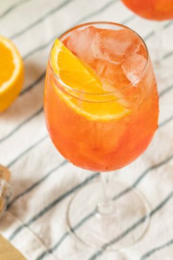 Alkollü Aperol Spritz şampanya ve portakal ile