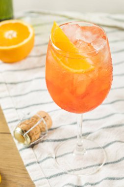Alkollü Aperol Spritz şampanya ve portakal ile
