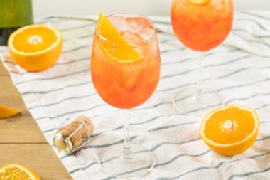 Alkollü Aperol Spritz şampanya ve portakal ile
