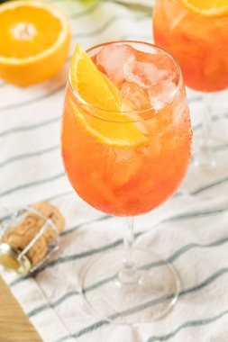 Alkollü Aperol Spritz şampanya ve portakal ile