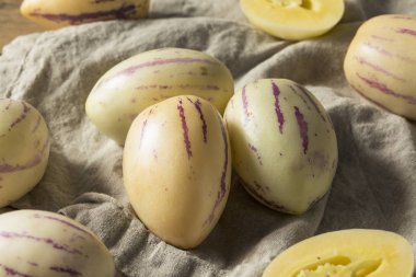 Çiğ beyaz organik Pepino karpuz yemeye hazır